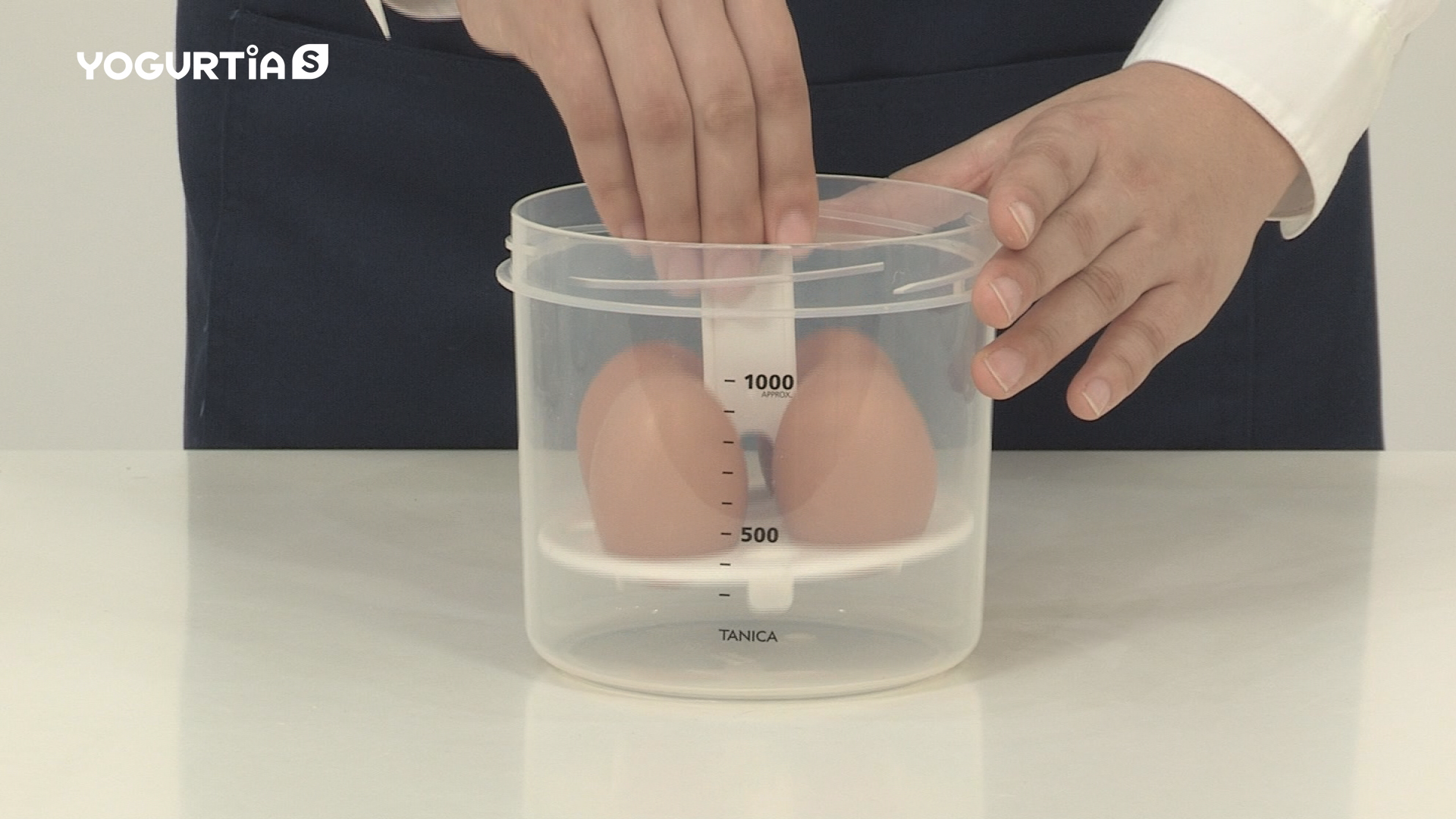 温玉スタンドに卵を立てて、内容器に入れます。