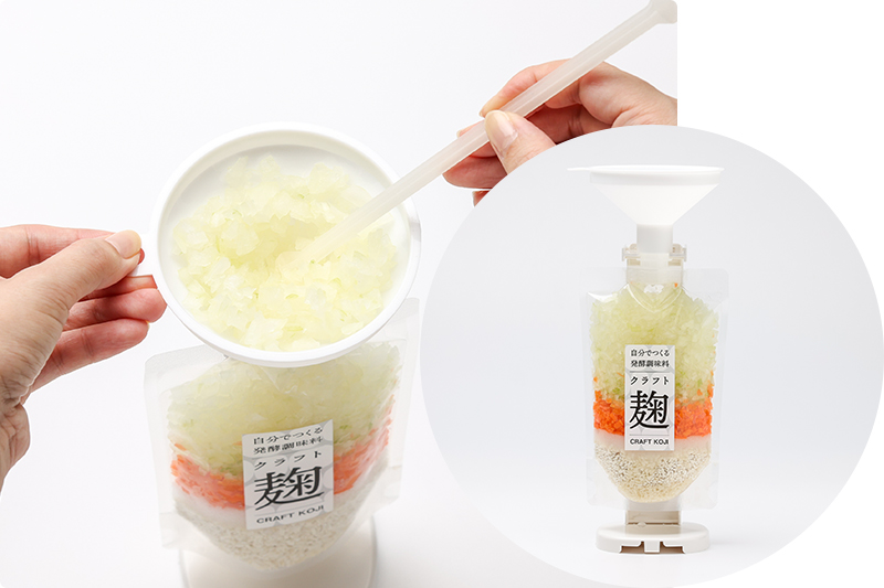 クラフト麹の口にロートをセットし材料を入れる